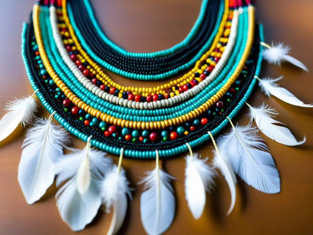 Un collar chamánico con detalles intrincados y plumas, capturando la artesanía y significado cultural