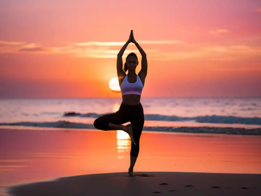 Persona practicando yoga al atardecer en una playa serena, reflejando las tonalidades naranjas y rosas del cielo en el agua tranquila