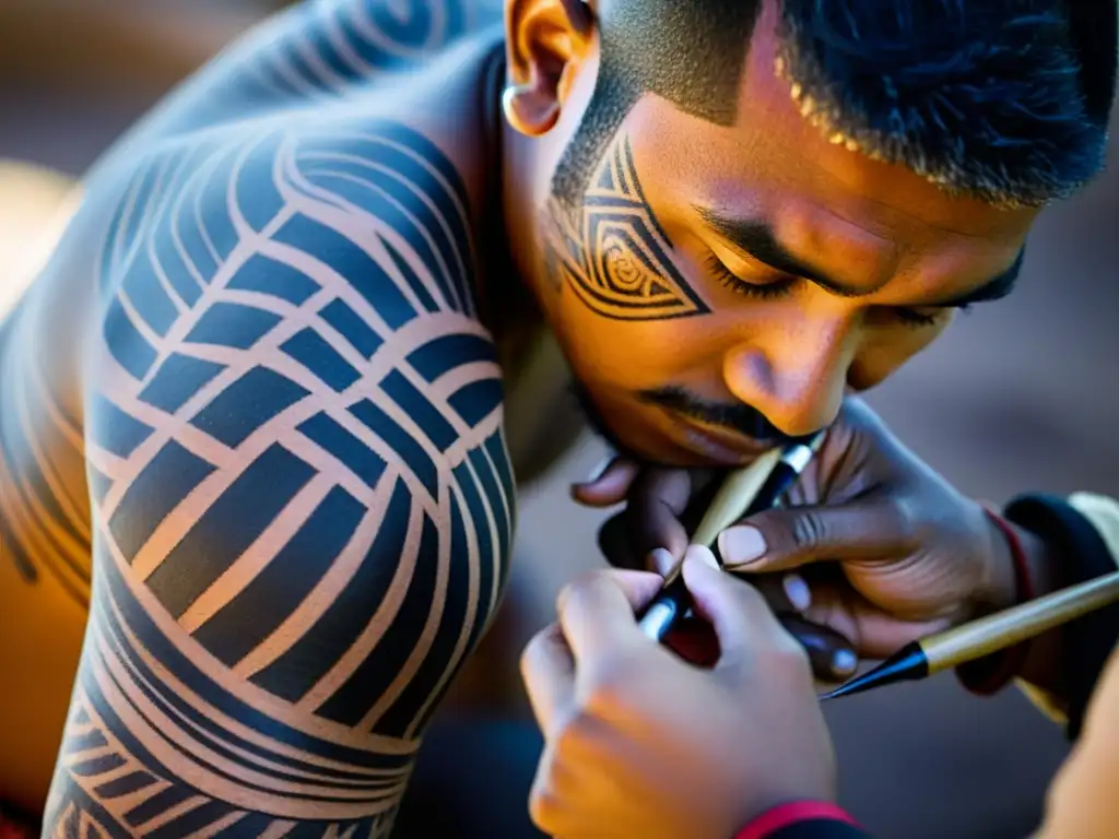 Un tatuaje tribal se aplica con precisión, mostrando el significado cultural y la reverencia del ritual